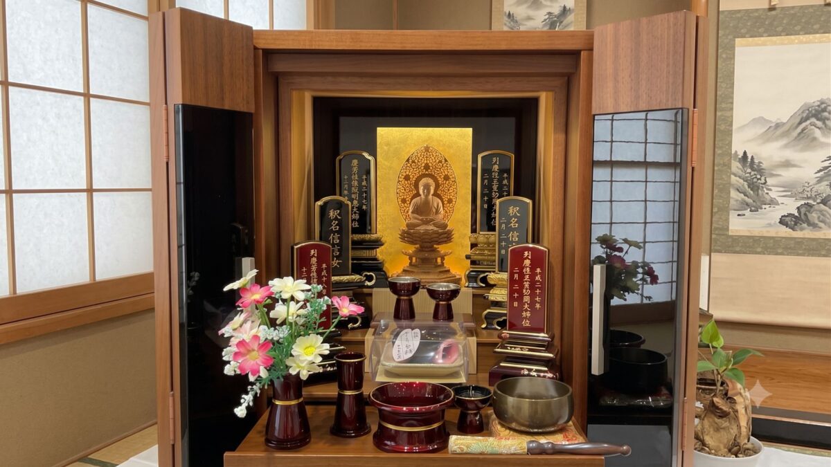 仏壇に並ぶ複数の位牌